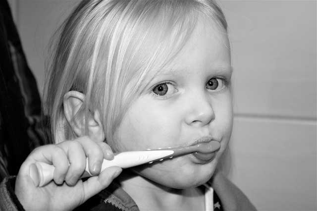 brushing-teeth-girl