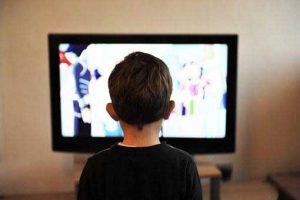boy-watchingTV